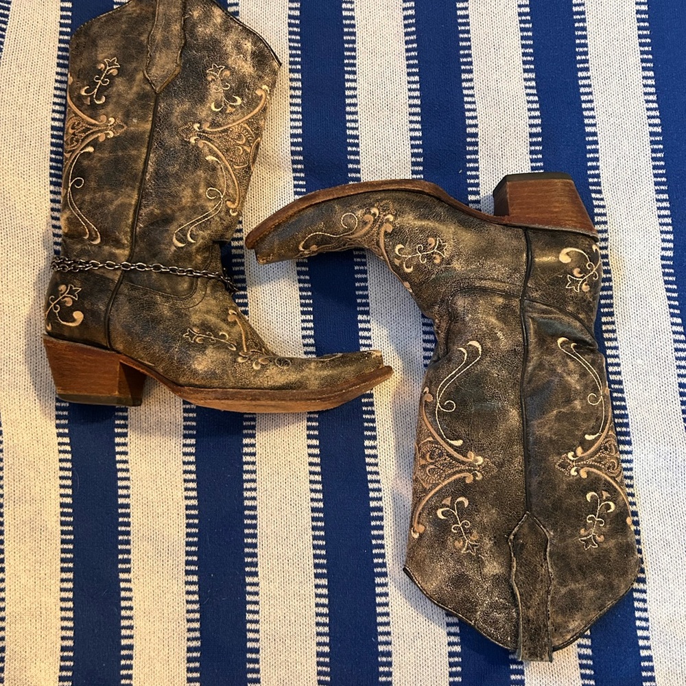 Circle G Distressed Brown Western Heeled Boots with Embroidered Accents